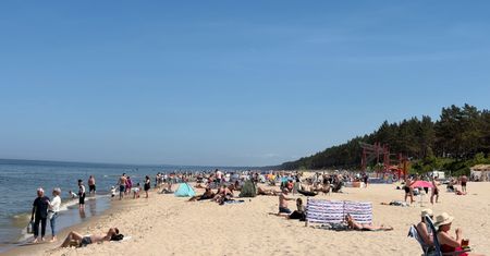 Tłumy na plaży w Stegnie. Jak w środku sezonu