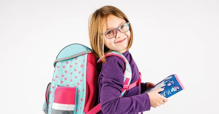 Adaptacja dziecka w nowej szkole. Jak pomóc maluchowi przejść przez ten proces?