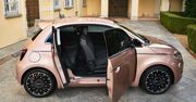 Fiat 500 Electric 3+1 nie ma sensu i właśnie dlatego jest wspaniały