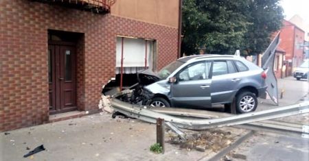 Samochód wjechał w dom. Zatrzymał się w jadalni. To nie pierwszy raz