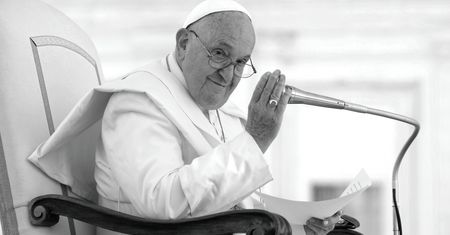 Papież Franciszek nie żyje. Ekspert o następcy: "Człowiek środka"
