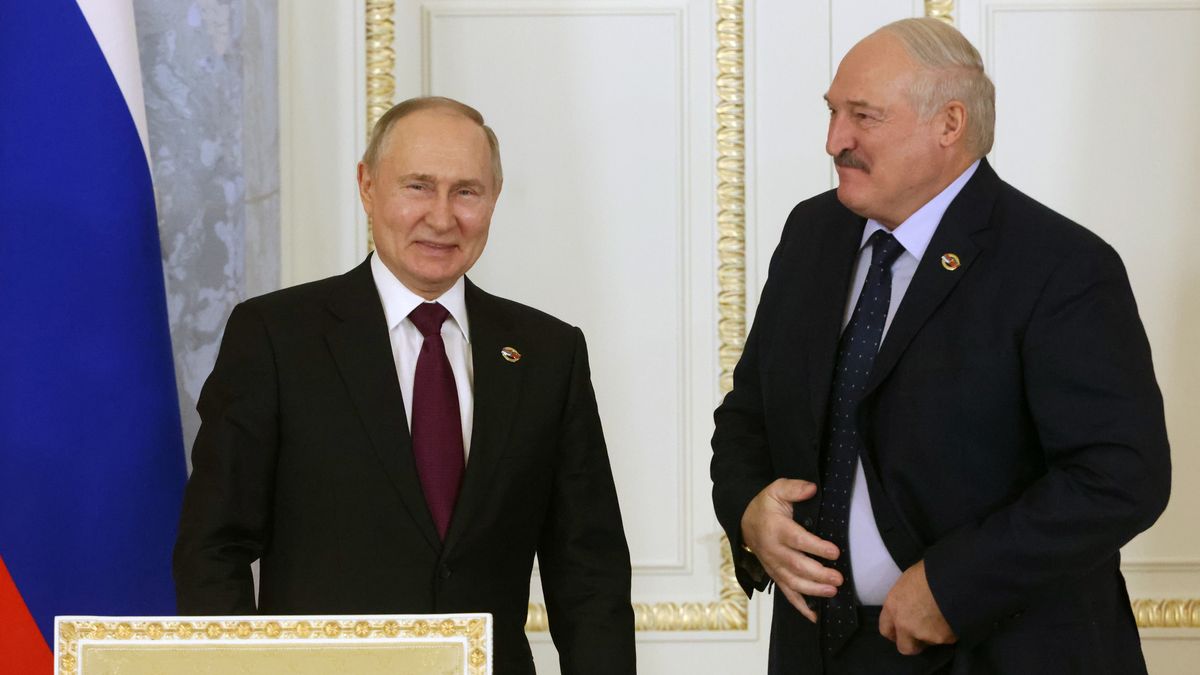 SAINT PETERSBURG, RUSSIA - JANUARY 29: (RUSSIA OUT) Russian President Vladimir Putin (L) and Belarussian President Alexander Lukashenko (L) smile during the plenary session of the Supreme Council of Russia and Belarus, at the Konstantin Palace on January 29, 2024, in Saint Petersburg, Russia. Belarussian President Lukashenko is having a three-day visit to Saint Petersburg. (Photo by Contributor/Getty Images)