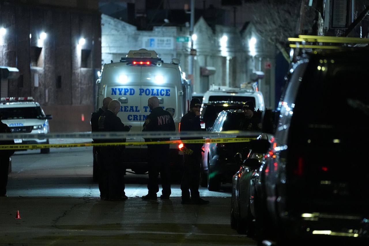 Shooting in New York. There are several victims.