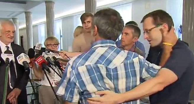 Szarpanina na konferencji w Sejmie, zakaz wstępu i pozew przeciw szefowi biura prasowego PiS (wideo)