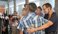 Szarpanina na konferencji w Sejmie, zakaz wstępu i pozew przeciw szefowi biura prasowego PiS (wideo)