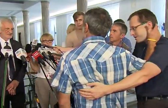 Szarpanina na konferencji w Sejmie, zakaz wstępu i pozew przeciw szefowi biura prasowego PiS (wideo)