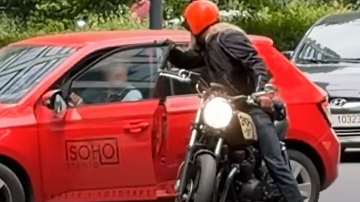 Motocyklista otworzył drzwi auta. Skandaliczne sceny.