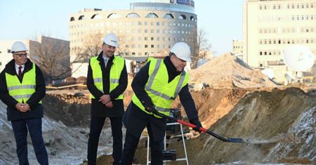 Nowy gmach TVP. Kurski z łopatą nie może się nachwalić