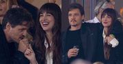 Pedro Pascal i młodsza od niego o 15 lat Dakota Johnson wymieniają przyjacielskie (?) czułości podczas koncertu (ZDJĘCIA)