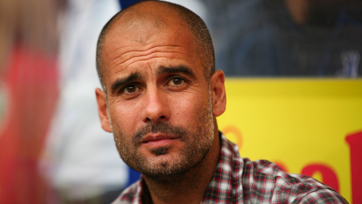 Pep Guardiola w czasie meczu na ławce