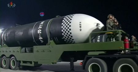 Kim Dzong Un przeprasza swój naród. W tle parada ogromnych pocisków balistycznych