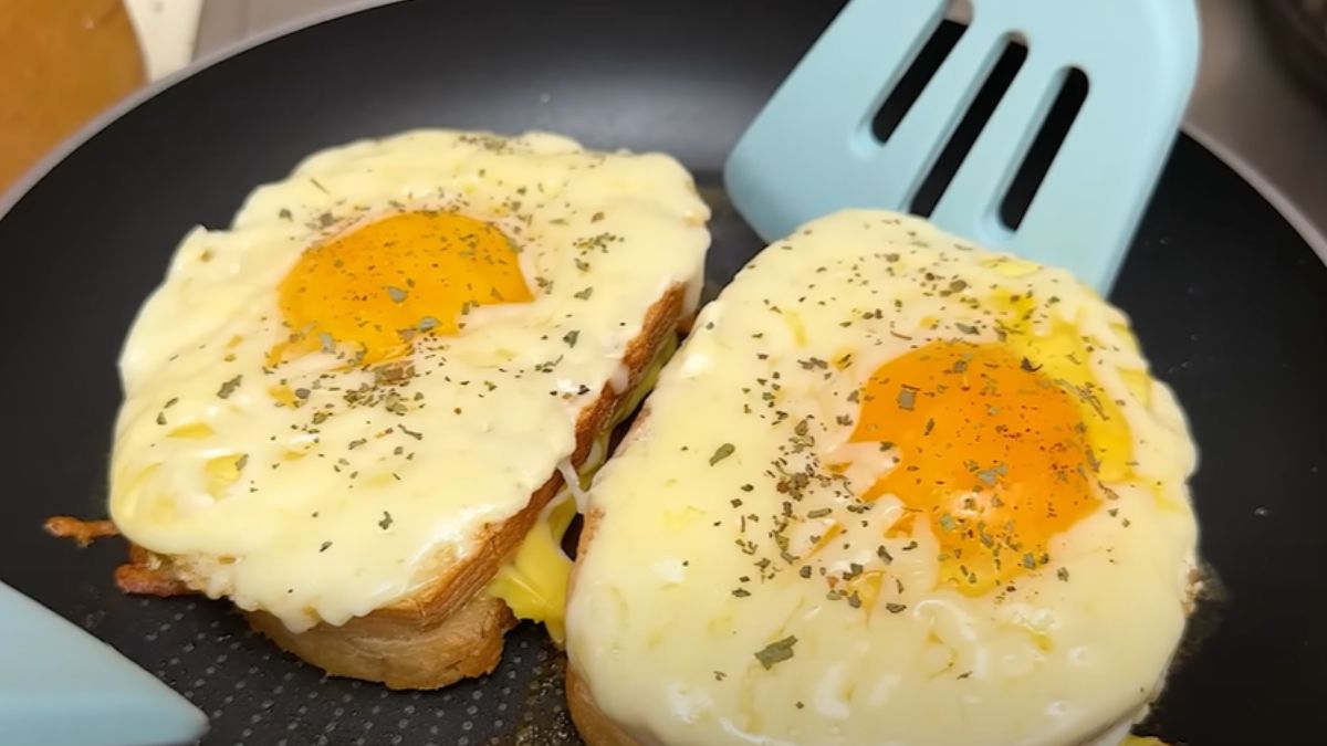 Za komuny każdy smażył chleb w jajku. Dorzucam kilka składników i robię coś lepszego (Fot. YouTube/Köstliche Hausrezepte)