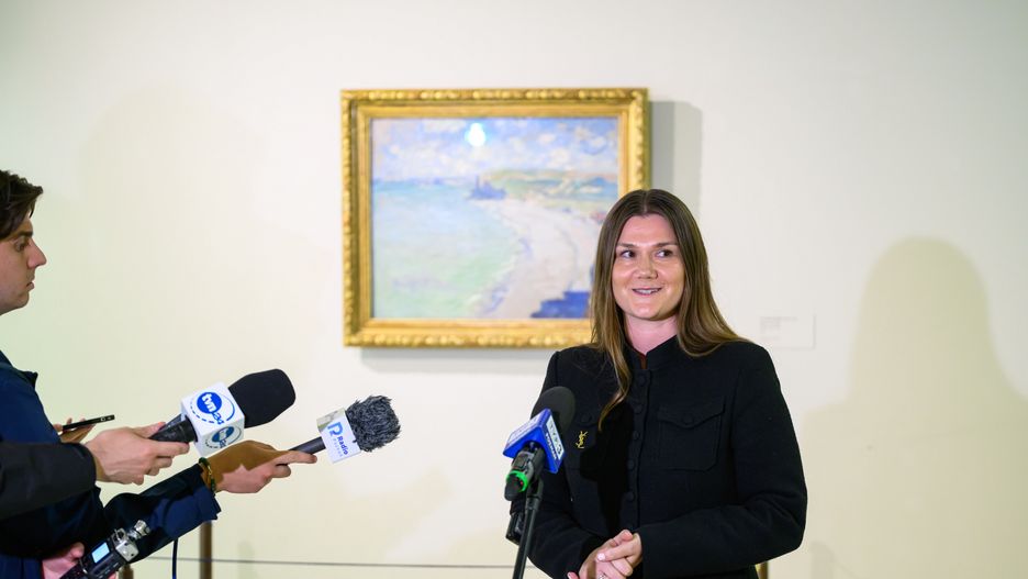 Poznań, 17.07.2025. Kuratorka Galerii Sztuki Europejskiej MNP Martyna Łukasiewicz-Espinosa podczas prezentacji obrazu Claude'a Moneta "Plaża w Pourville" w Muzeum Narodowym w Poznaniu, 17 bm. Obraz, po zakończeniu wielomiesięcznych prac konserwatorskich, od 18 bm. wraca na ekspozycję placówki. (mr) PAP/Jakub Kaczmarczyk