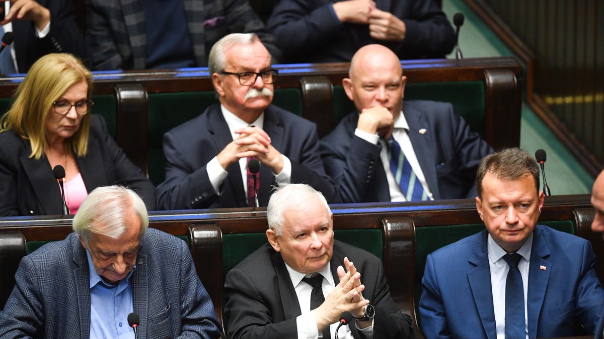 Ryszard Terlecki, Jarosław Kaczyński, Mariusz Błaszczak, Małgorzata Gosiewska, Leonard Krasulski, Waldemar Andzel
Warszawa, 29.09.2022. W dolnym rządzie: wicemarszałek Sejmu Ryszard Terlecki (L), prezes PiS Jarosław Kaczyński (C) oraz wicepremier, minister obrony narodowej Mariusz Błaszczak (P); w drugim rządzie: wicemarszałek Sejmu Małgorzata Gosiewska (L) i posłowie PiS Leonard Krasulski (C) i Waldemar Andzel (P) na sali plenarnej podczas posiedzenia Sejmu w Warszawie, 29 bm. Sejm uchwali� ustaw� znosz�c� obligo gie�dowe - obowi�zek sprzeda�y energii elektrycznej przez gie�d�. (amb) PAP/Radek Pietruszka
Radek Pietruszka
9 9. IX kadencja, kadencji, parlament, plenarna, polityk, polityka, posiedzenie, posiedze�, sala obrad, sejm