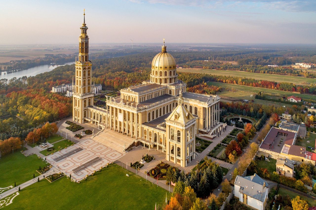 13 najwspanialszych sanktuariów w Polsce. Oto miejsca, które trzeba zobaczyć! "Polska Jerozolima", zabytki UNESCO, świątynia skryta w górach