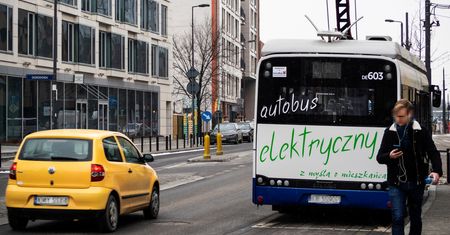 Luki w ustawie o elektromobilności. Do strefy znów wjedzie niemal każdy