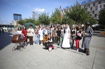 "Za czym kolejka ta stoi" w Katowicach. Flash mob z okazji rocznicy wyborów 4 czerwca. Młodzież upamiętniła ważną datę