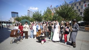 "Za czym kolejka ta stoi" w Katowicach. Flash mob z okazji rocznicy wyborów 4 czerwca. Młodzież upamiętniła ważną datę