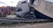 Brodowe: Na A1 ciężarówka przygniotła auto osobowe. 9-letnie dziecko trafiło do śmigłowcem do szpitala