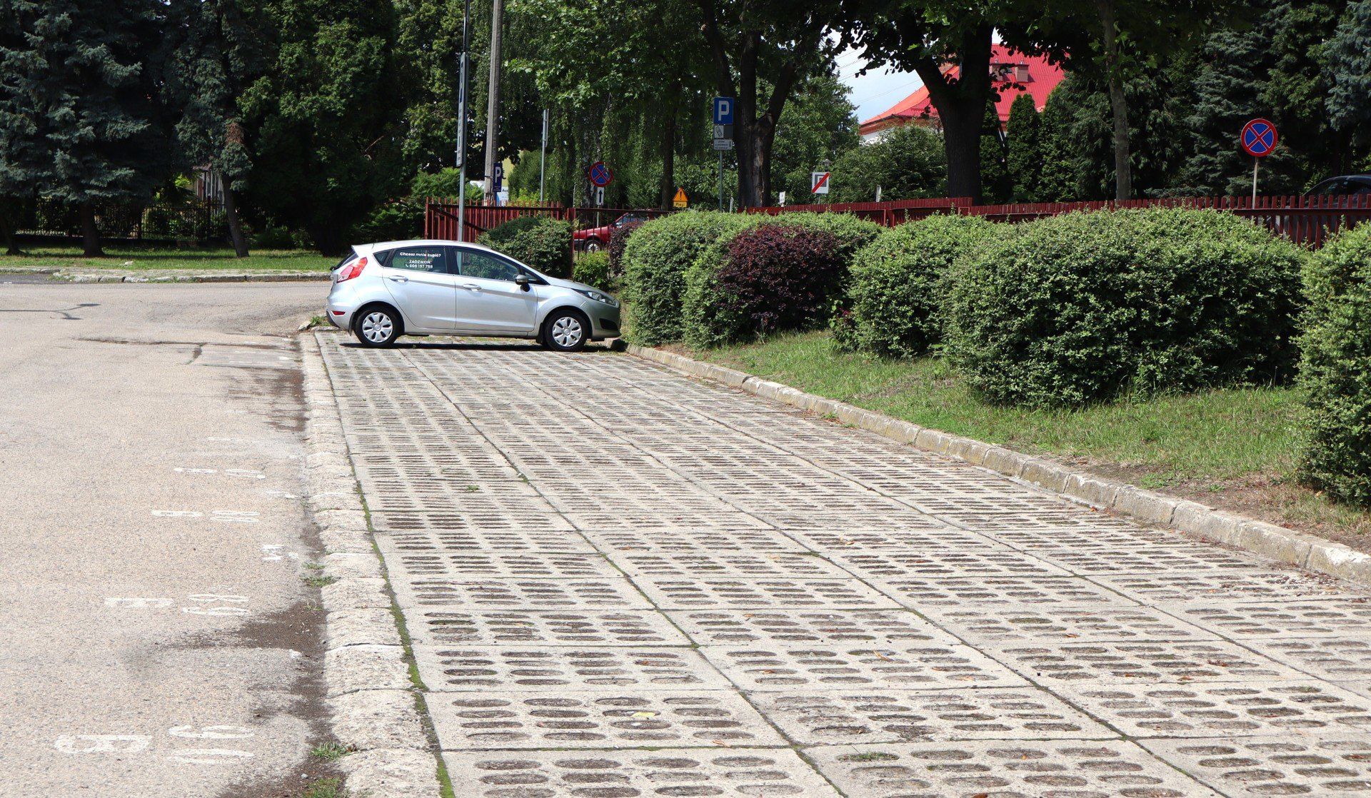 Miejsca postojowe w zachodniej części miejskiego targowiska są płatne