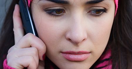 Złoszczą nas czyjeś rozmowy telefoniczne. Dlaczego?