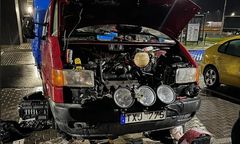 Rodzina z maleńkim dzieckiem koczuje przy S3. Nie mogą ruszyć z miejsca