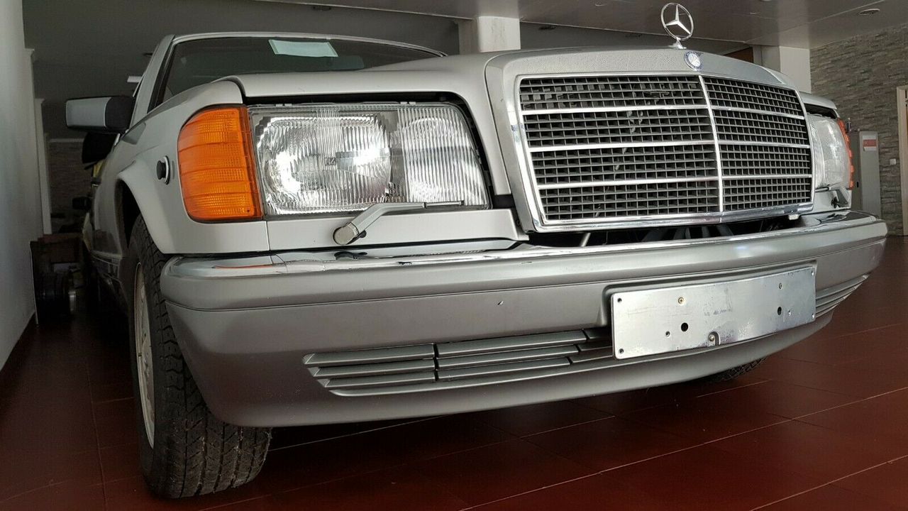 Mercedes S560 z 1986 roku na sprzedaż. Przejechał tylko 46 kilometrów