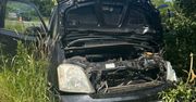 81-letni kierowca zagapił się i nie widział, że auto przed nim hamuje. Wjechał do rowu i uderzył w drzewo