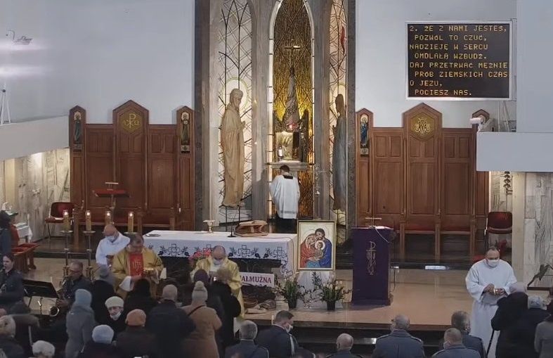 Kto pierwszy, ten lepszy? Episkopat apeluje do księży. Chodzi o liczbę wiernych w kościołach