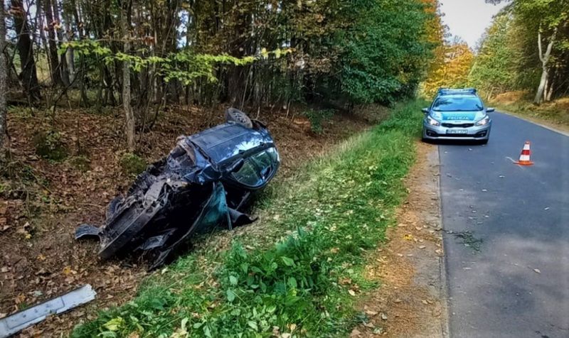 Pomorskie. Dachował pod wpływem kokainy i alkoholu. Nie miał prawa jazdy