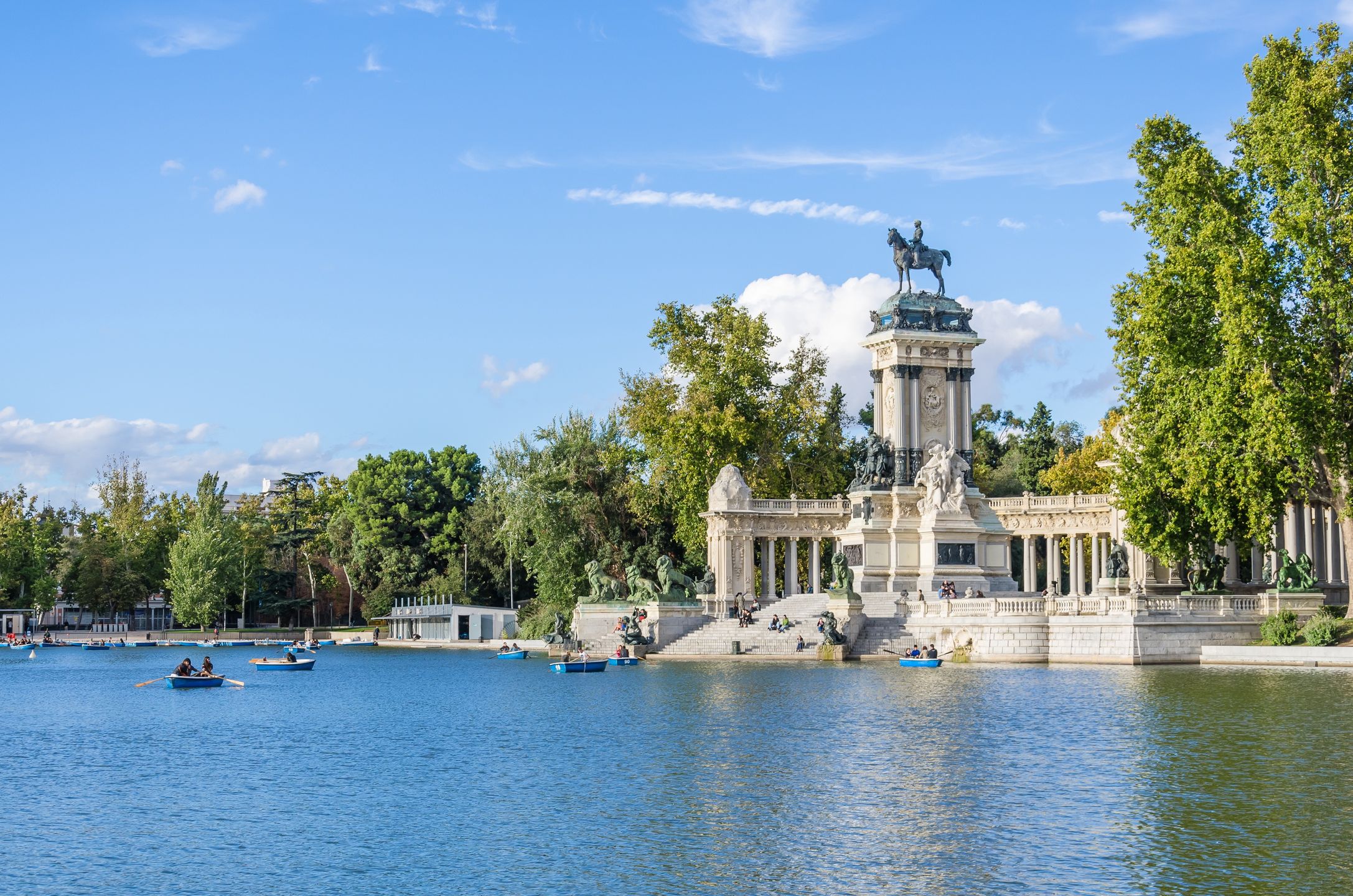 Park Retiro kochają i mieszkańcy Madrytu, i turyści