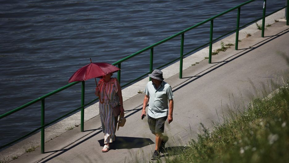 W trakcie upałów najlepiej zostać w domu, jeśli jednak musimy wyjść, warto wyposażyć się w nakrycie głowy i coś do picia