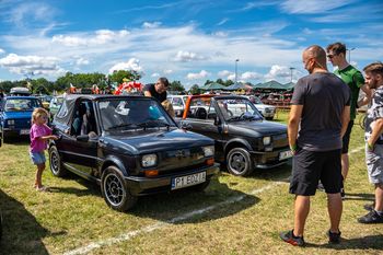 PRL na kołach pod Chodzieżą. Tak wygląda podróż w czasie na czterech kółkach