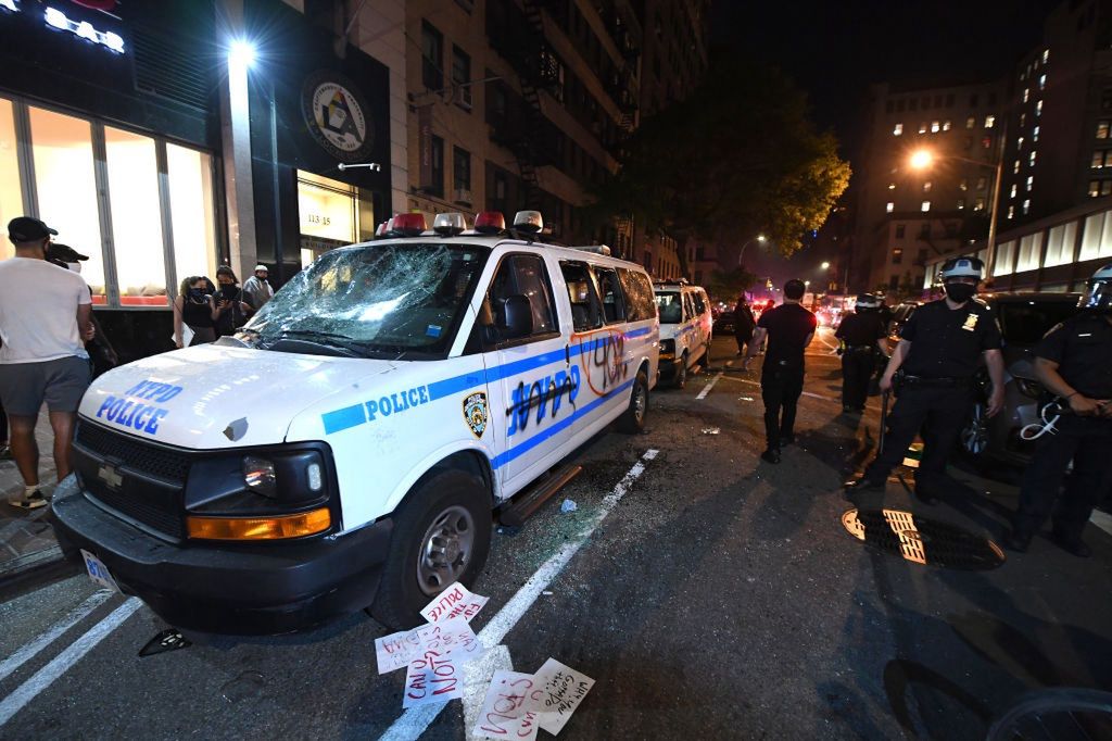 USA, Nowy Jork. Samochód nowojorskiej policji wbił sie w grupę protestujących po śmierci George'a Floyda