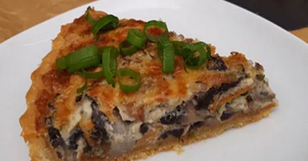 Ciekawy pomysł na obiad. Przepis na tort grzybowy