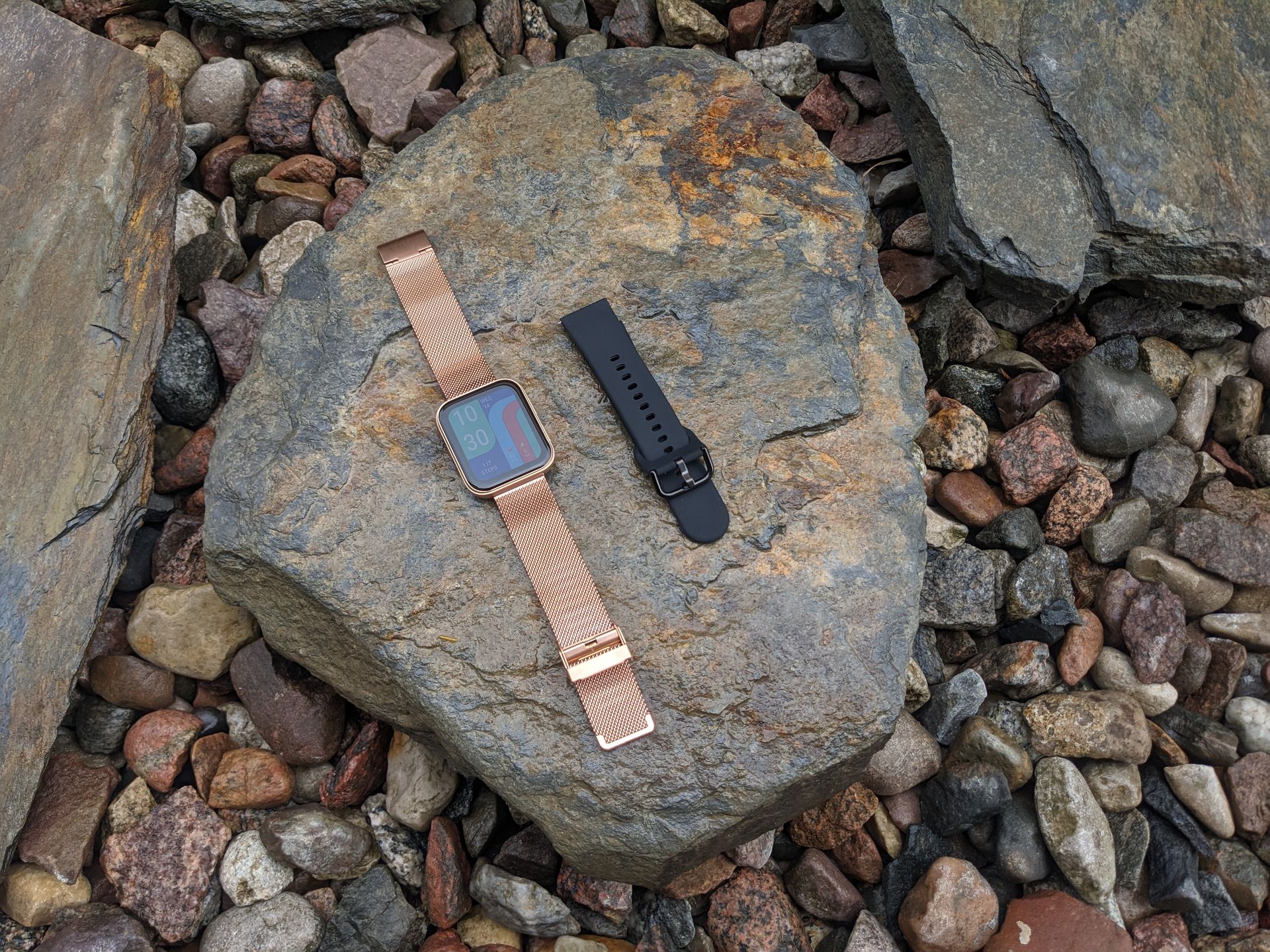 Smartwatch jest odporny na pył i wodę na poziomie normy IP68