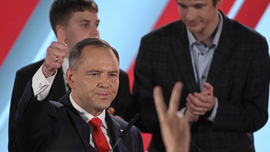 Warszawa, 01.06.2025. Wybory prezydenta RP - II tura. Kandydat Komitetu Obywatelskiego, popierany przez PiS prezes IPN Karol Nawrocki (front) w swoim sztabie wyborczym, 1 bm. w Warszawie. Zakończyło się głosowanie w II turze wyborów prezydenta RP. (mr) PAP/Marcin Obara