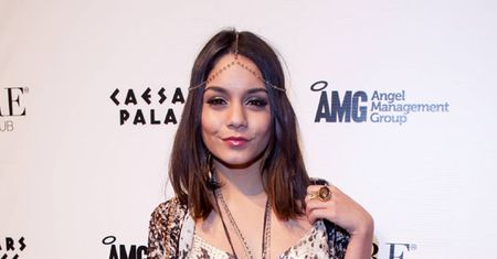 Hudgens w kreacji z "węża"