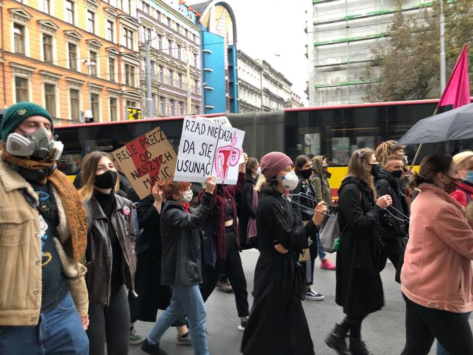 Wrocław. Strajk Kobiet. "Rząd nie ciąża, da się usunąć". Policja szarpała Biedronia