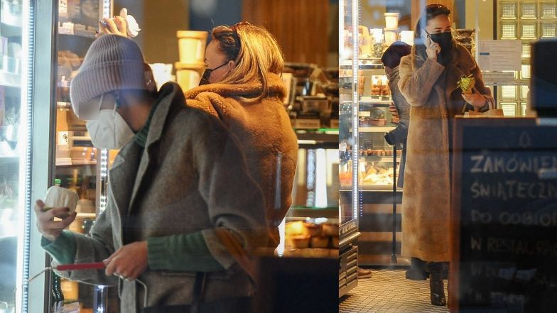 Joanna Przetakiewicz przeszukuje lodówkę z kiełbasami