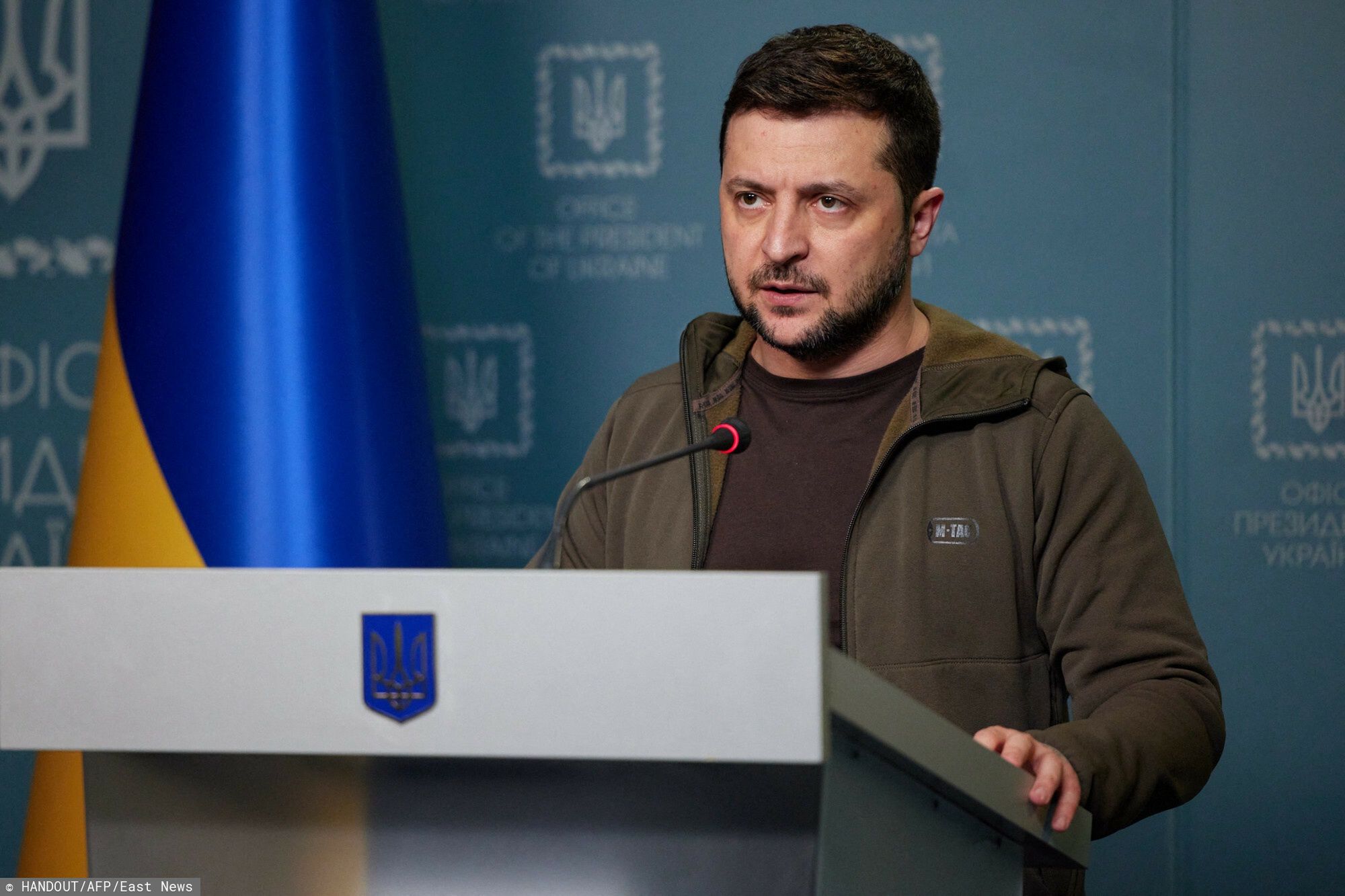 Wojna w Ukrainie - konferencje prezydenta Ze?enskiego
In this handout picture taken by the Ukrainian Presidency Press Office and released on March 16, 2022, Ukrainian President Volodymyr Zelensky addresses the nation in Kyiv. (Photo by Handout / UKRAINIAN PRESIDENTIAL PRESS SERVICE / AFP) / RESTRICTED TO EDITORIAL USE - MANDATORY CREDIT "AFP PHOTO / Ukrainian presidential press service / handout" - NO MARKETING NO ADVERTISING CAMPAIGNS - DISTRIBUTED AS A SERVICE TO CLIENTS
HANDOUT