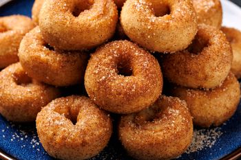 Są mięciutkie i pachną kardamonem. Do kawy pasują jeszcze lepiej niż babcine oponki