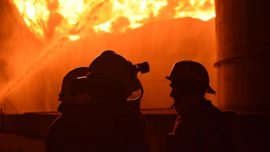 Wojna w Ukrainie - ostrza? magazynu ropy naftowej w ?ucku
These images show firefighters in the Rivne region of Ukraine battling the blaze caused by a Russian missile strike on an oil depot near Lutsk in the West of the country on Tuesday (29March2022).  67 firefighters battled the blaze. There were no victims, according to the State Emergency Service of Ukraine.  Where: Lutsk, Rivne, Ukraine When: 29 Mar 2022 Credit: State Emergency Service of Ukraine/Cover Images  **EDITORIAL USE ONLY. MATERIALS ONLY TO BE USED IN CONJUNCTION WITH EDITORIAL STORY. THE USE OF THESE MATERIALS FOR ADVERTISING, MARKETING OR ANY OTHER COMMERCIAL PURPOSE IS STRICTLY PROHIBITED. MATERIAL COPYRIGHT REMAINS WITH STATED SUPPLIER.**