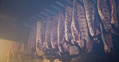 Krzyżówka kulinarna. Co wiesz o wędzeniu boczku?