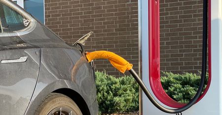 Tesla ostrzega przed niebezpiecznym trikiem. Można uszkodzić sprzęt