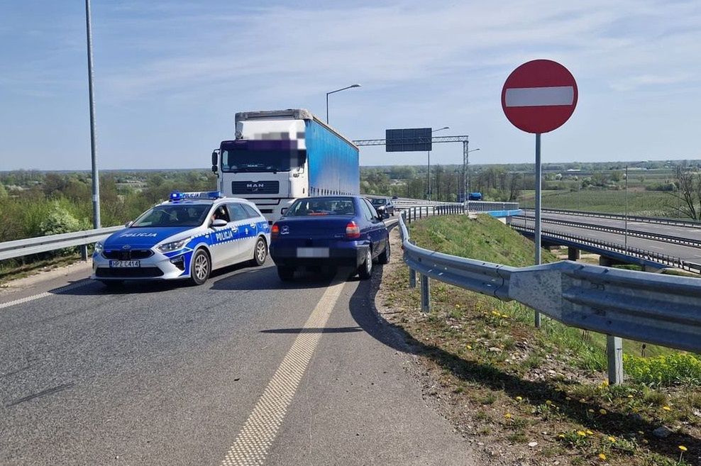 Kierowca nie zauważył znaku i wjechał pod prąd.