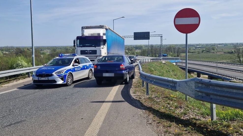 Kierowca nie zauważył znaku i wjechał pod prąd.