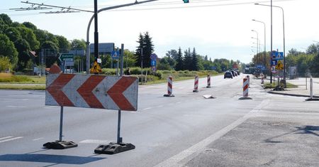 Drogowcy łatają al. Tysiąclecia. Zwężona jezdnia, ograniczenie prędkości do 30 km/h i zamknięte przejście przy VIVO!