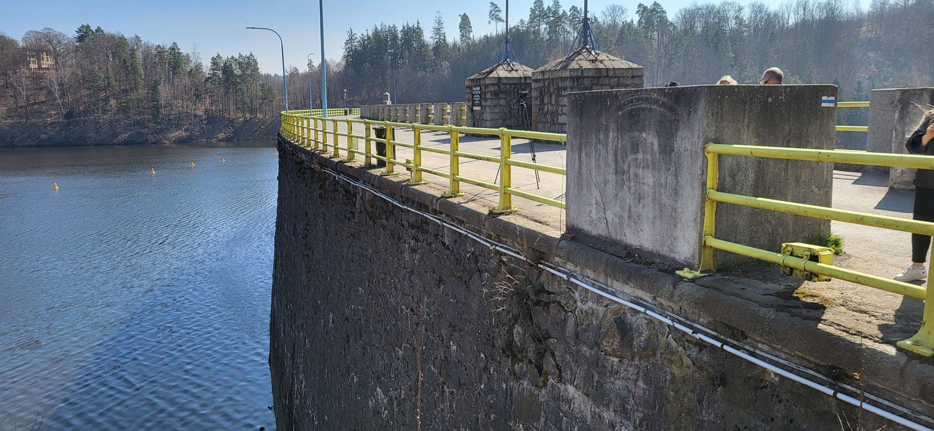 Zapora ma 62 metry wysokości.  Grubość jej muru w podstawie wynosi 50 m, a w koronie - 7 m.