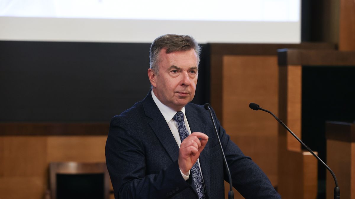 Kraków, 06.05.2024. Minister nauki Dariusz Wieczorek przemawia na spotkaniu ze studentami Akademii Górniczo-Hutniczej w Auli AGH w Krakowie, 6 bm. (aldg) PAP/Art Service